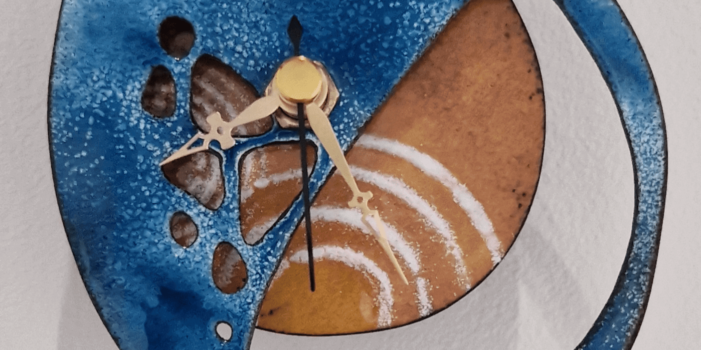 Uhr blau auf braunem Zifferblatt