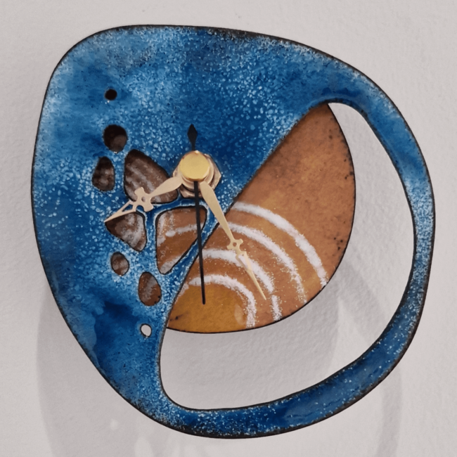 Uhr blau auf braunem Zifferblatt