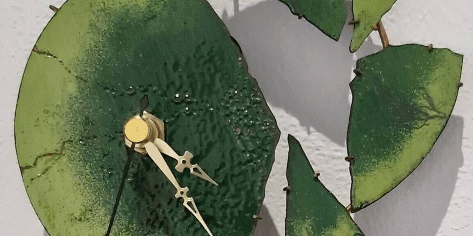 Uhr grün mit goldenen Zeigern