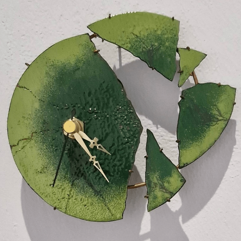 Uhr grün mit goldenen Zeigern