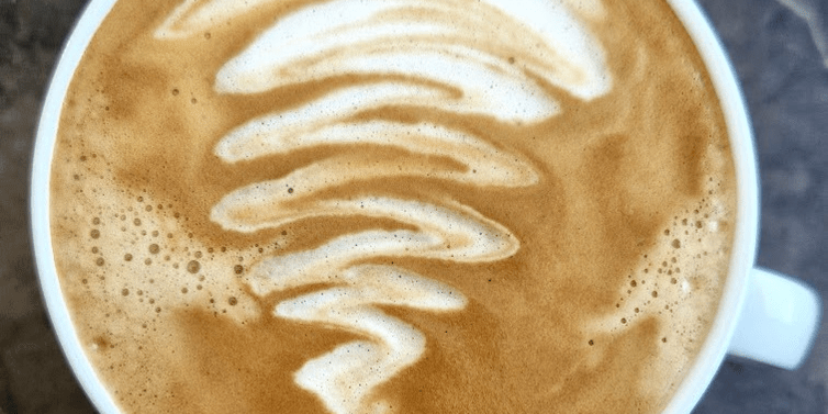 Kaffee mit Milchschaum von oben