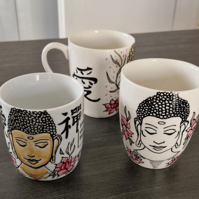Drei Tassen bemalt mit Buddha Motiv und Blumen