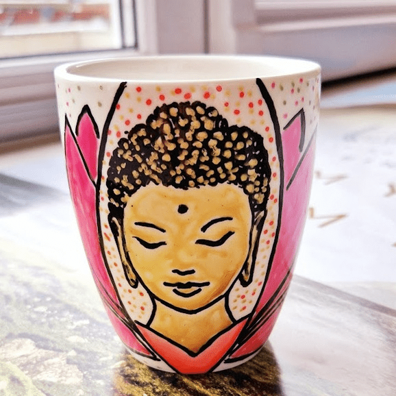 Tasse bemalt mit Buddha-Motiv und Blume