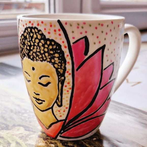 Tasse bemalt mit Buddha-Motiv und Blume