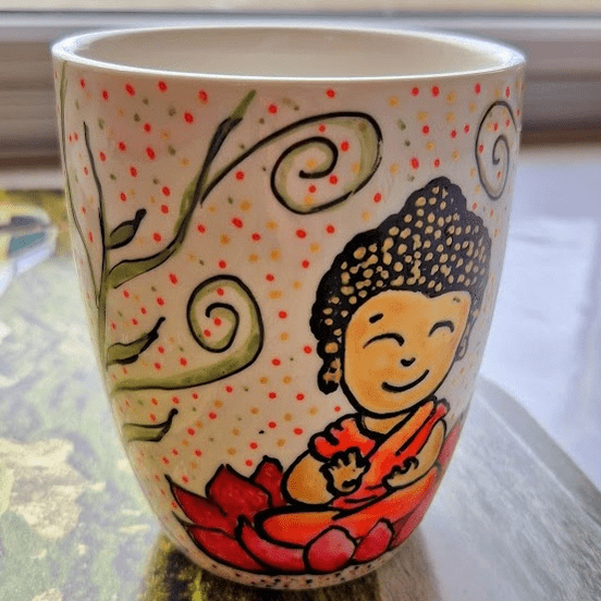 Tasse bemalt mit kleinem Buddha