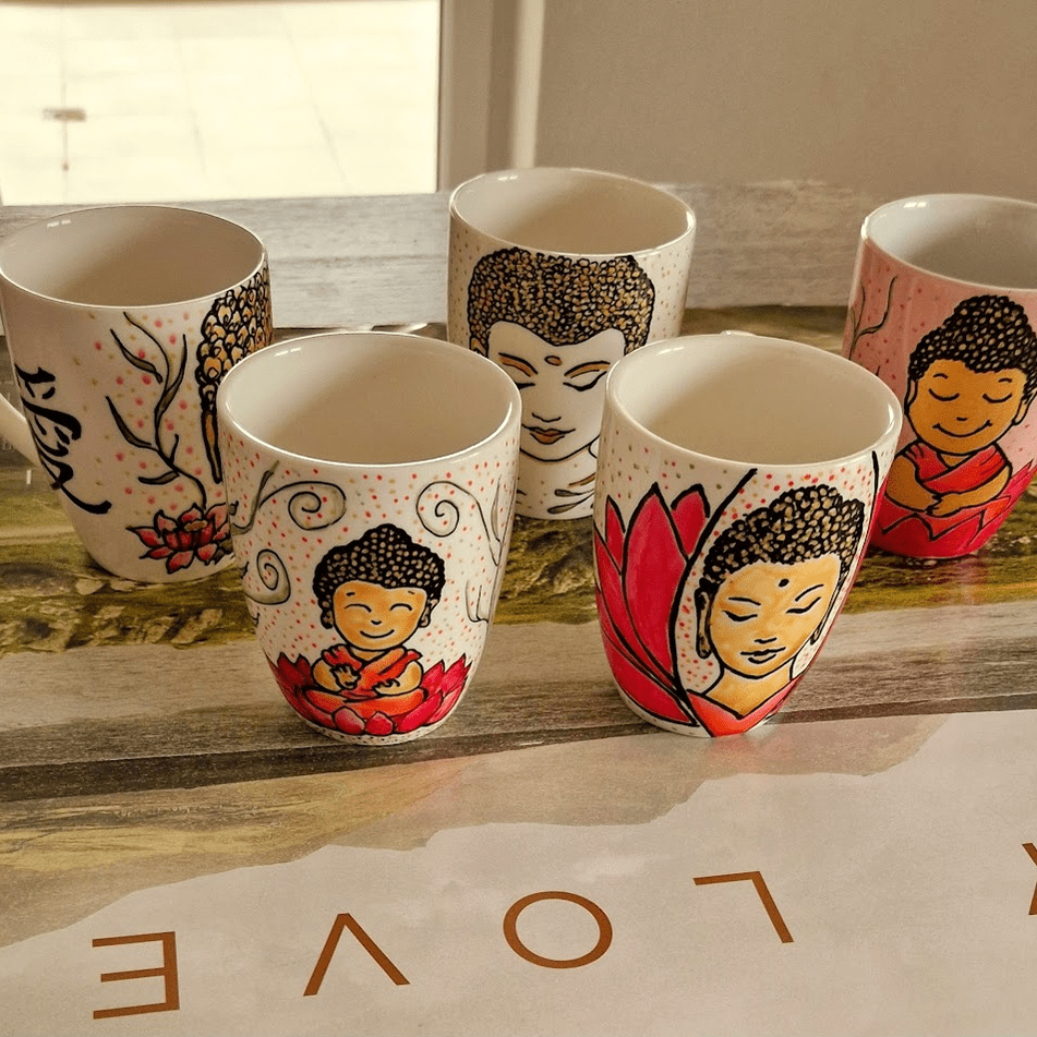 Fünf Tassen bemalt mit Buddha Motiv und Blumen