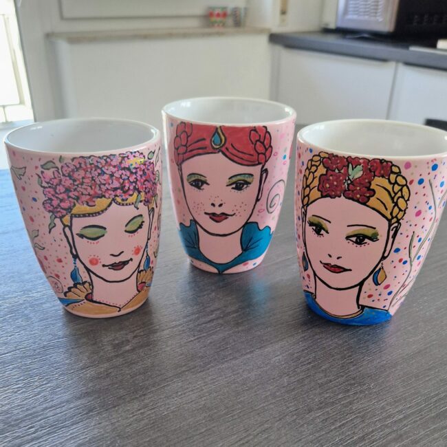 Tassenkunst rosa Serie mit Gesichtern und Rosen