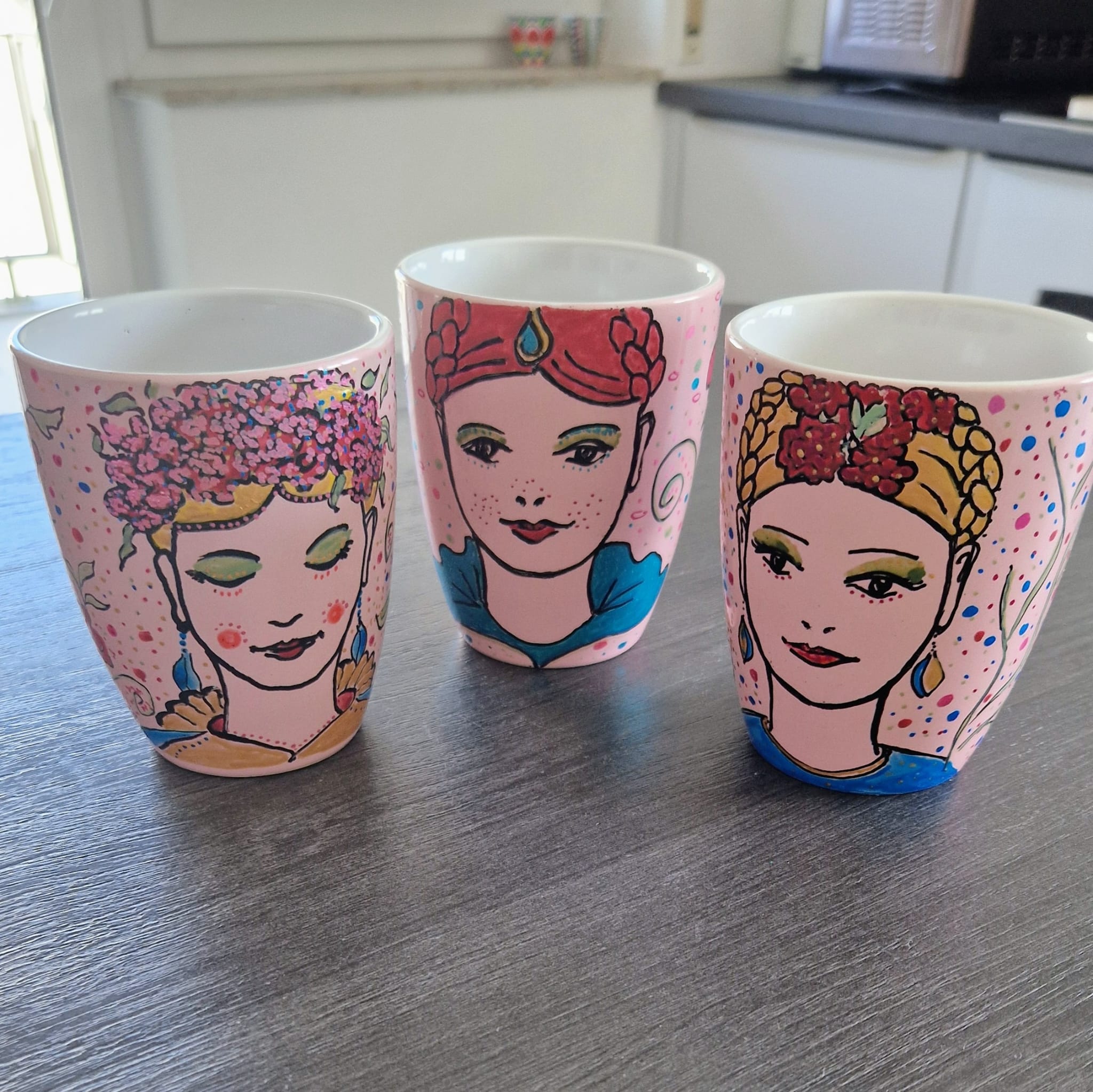 Tassenkunst rosa Serie mit Gesichtern und Rosen