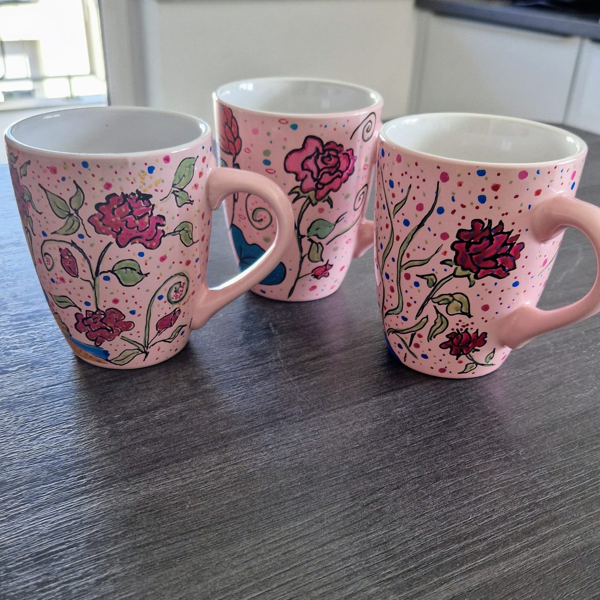 Tassenkunst rosa Serie mit Gesichtern und Rosen