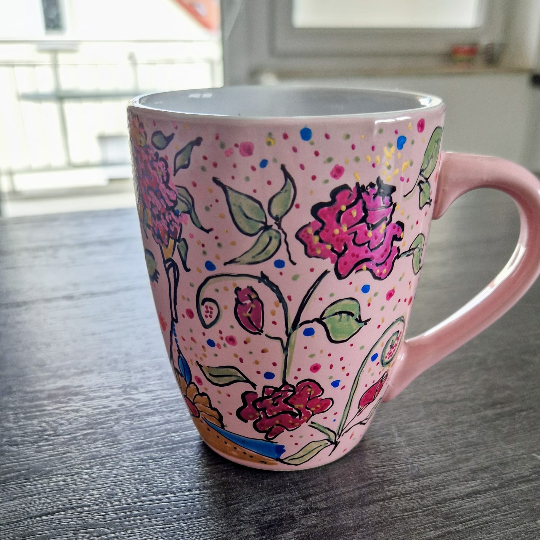 Tassenkunst rosa Serie mit Gesichtern und Rosen