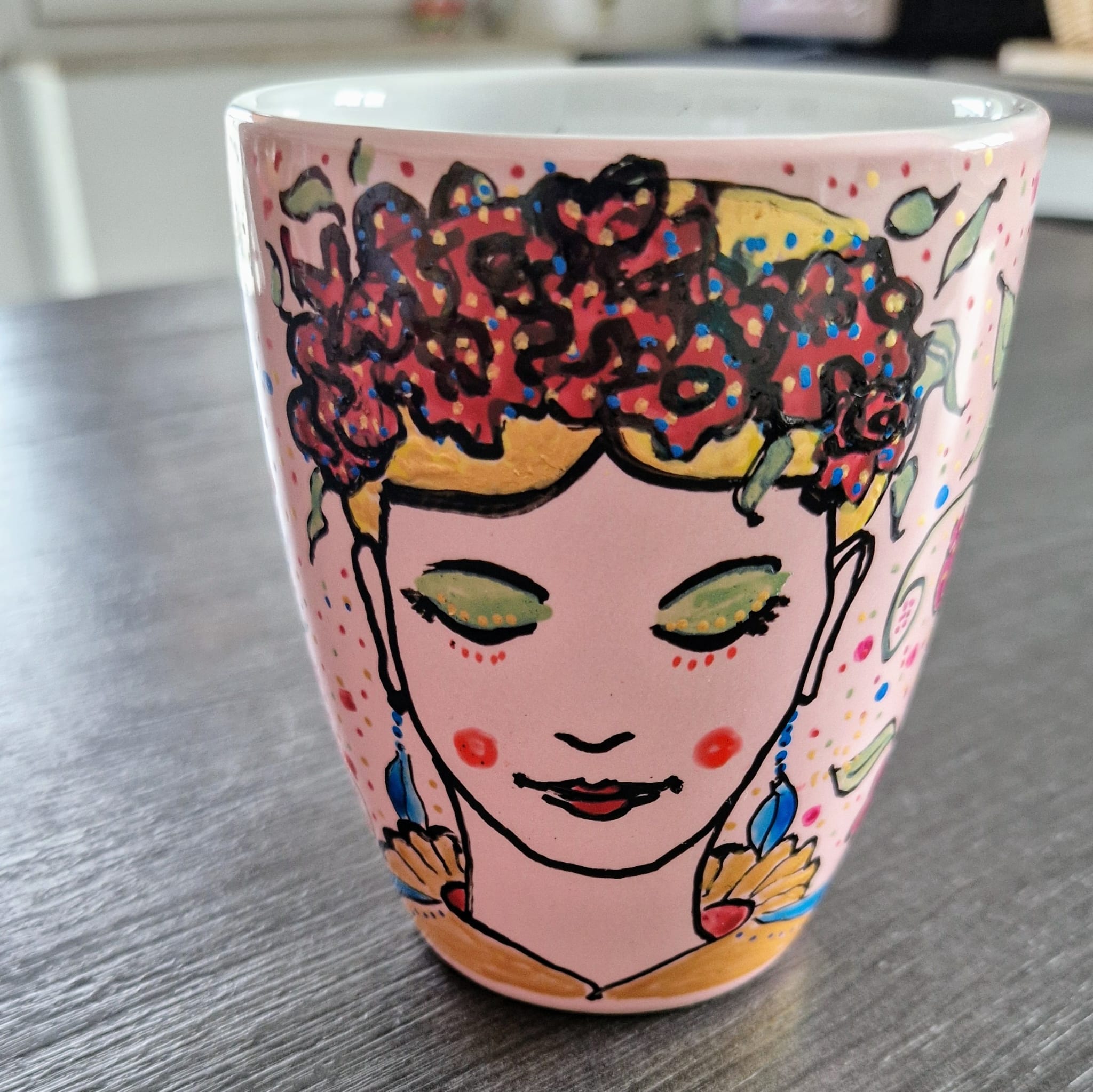 Tassenkunst rosa Serie mit Gesichtern und Rosen