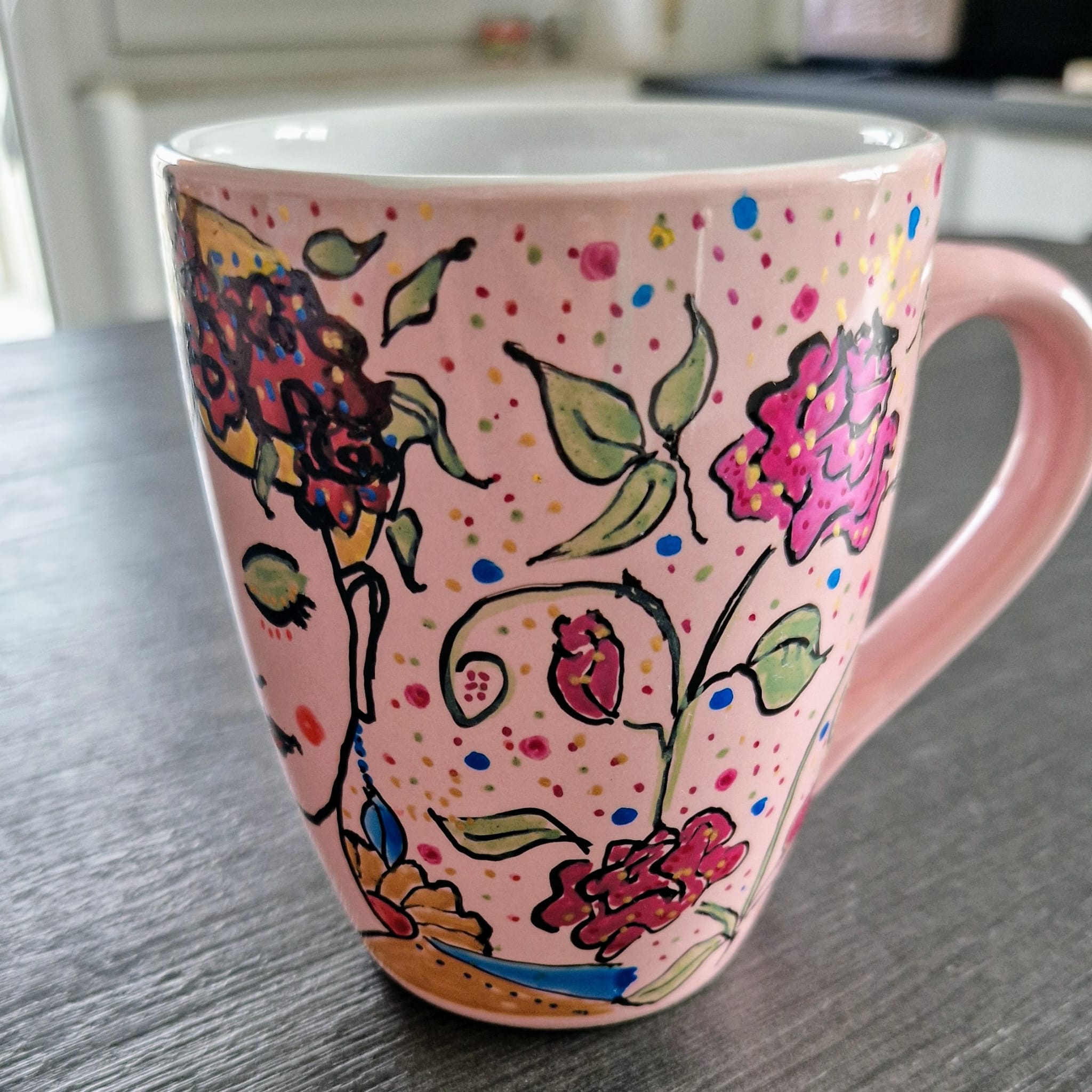 Tassenkunst rosa Serie mit Gesichtern und Rosen