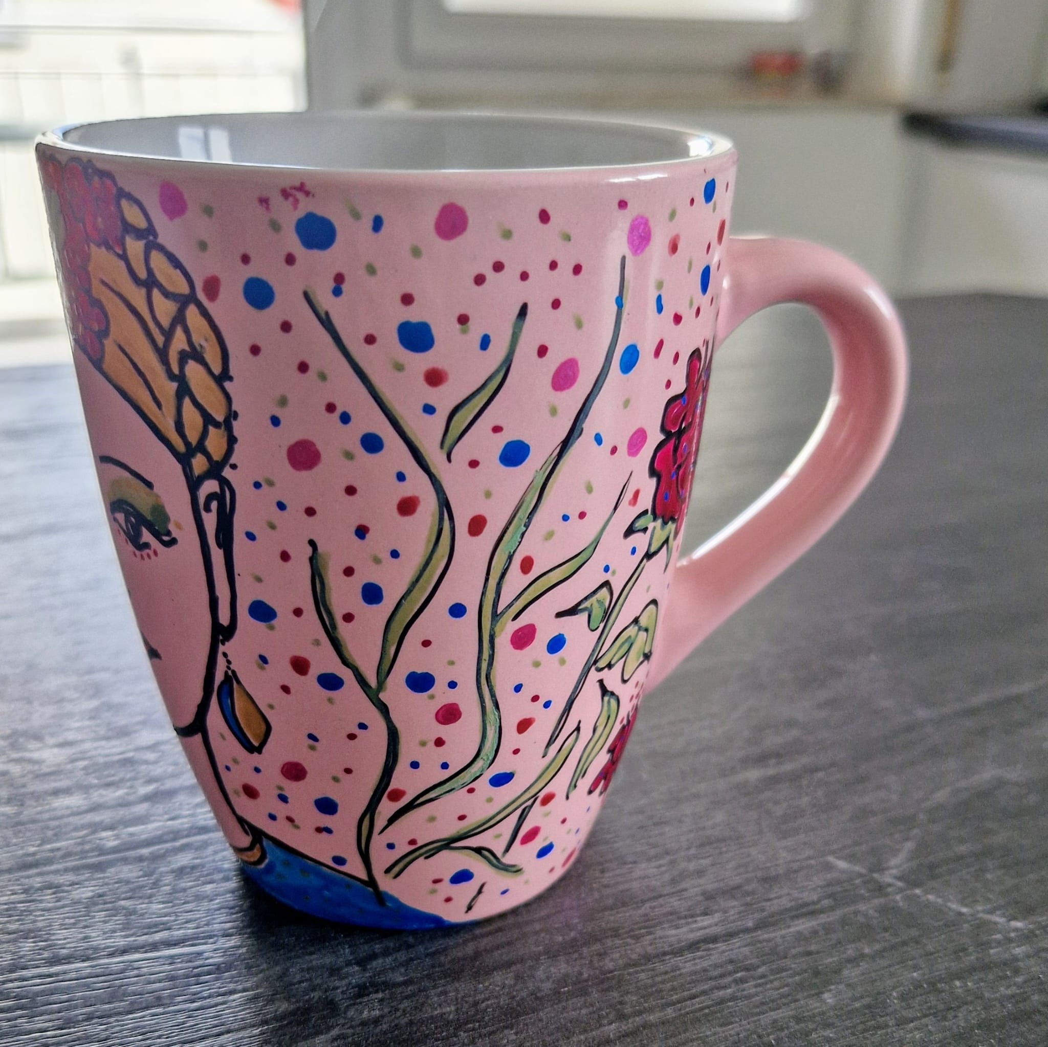 Tassenkunst rosa Serie mit Gesichtern und Rosen