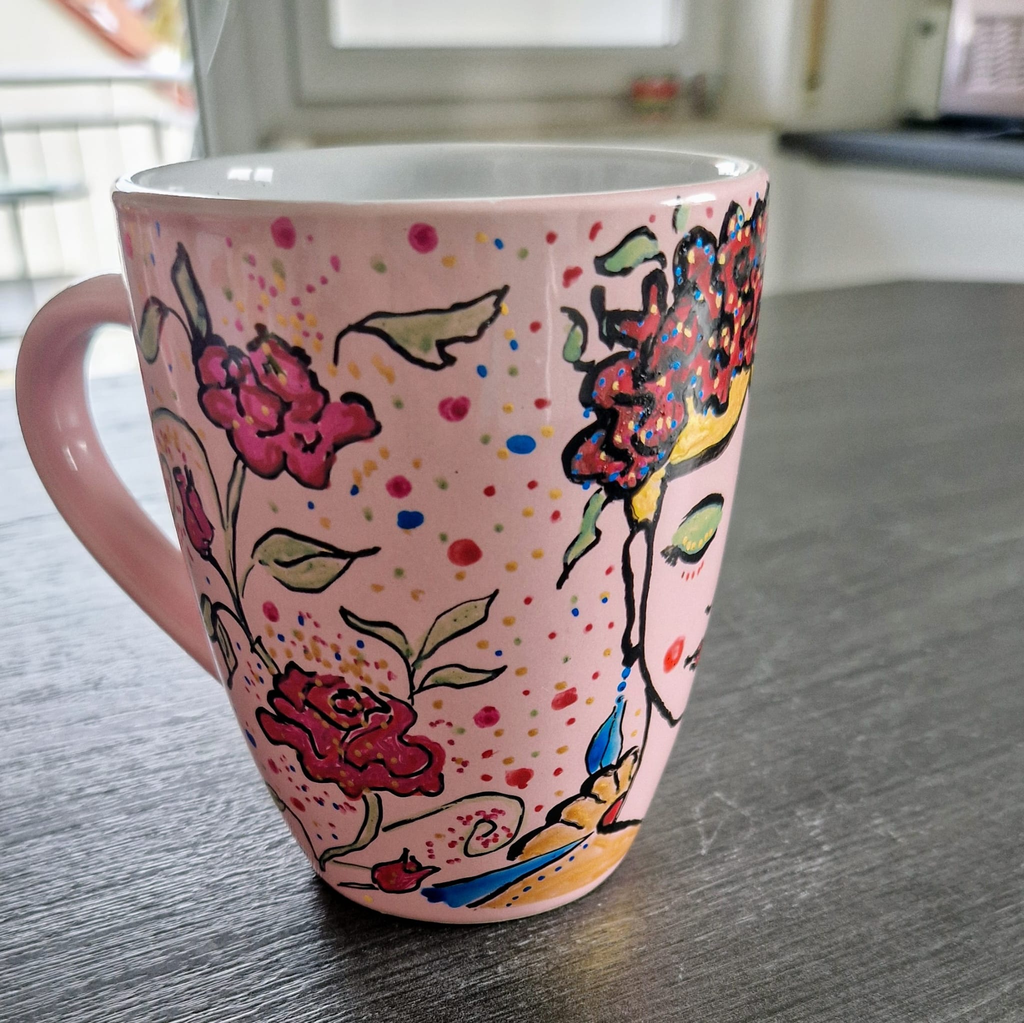 Tassenkunst rosa Serie mit Gesichtern und Rosen