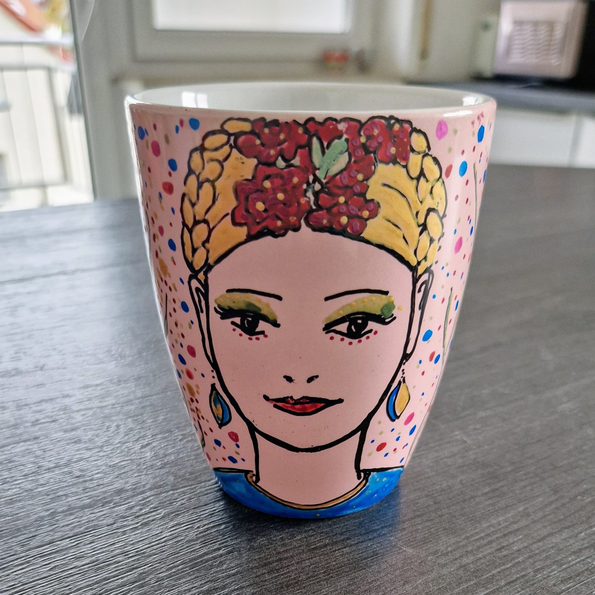 Tassenkunst rosa Serie mit Gesichtern und Rosen