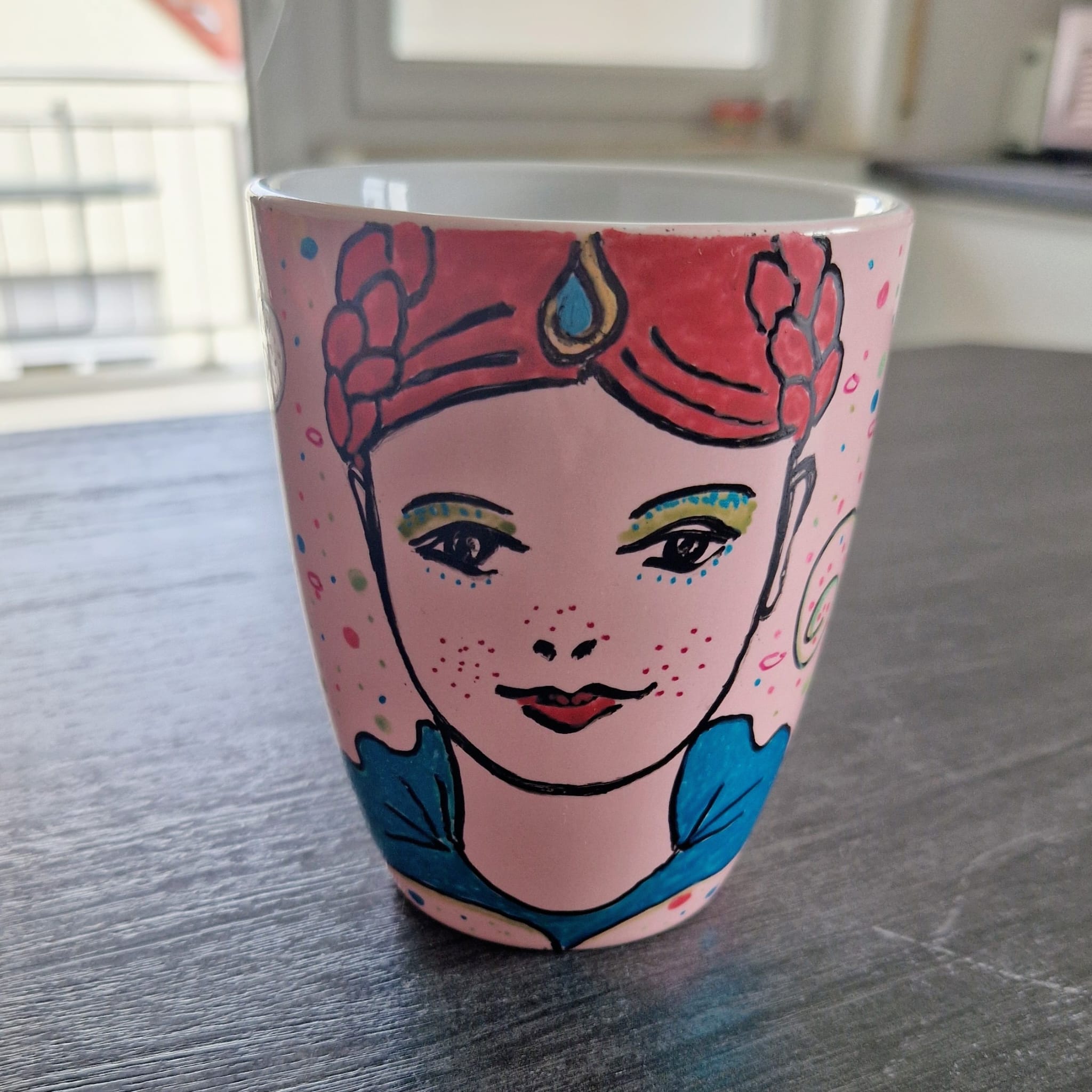 Tassenkunst rosa Serie mit Gesichtern und Rosen