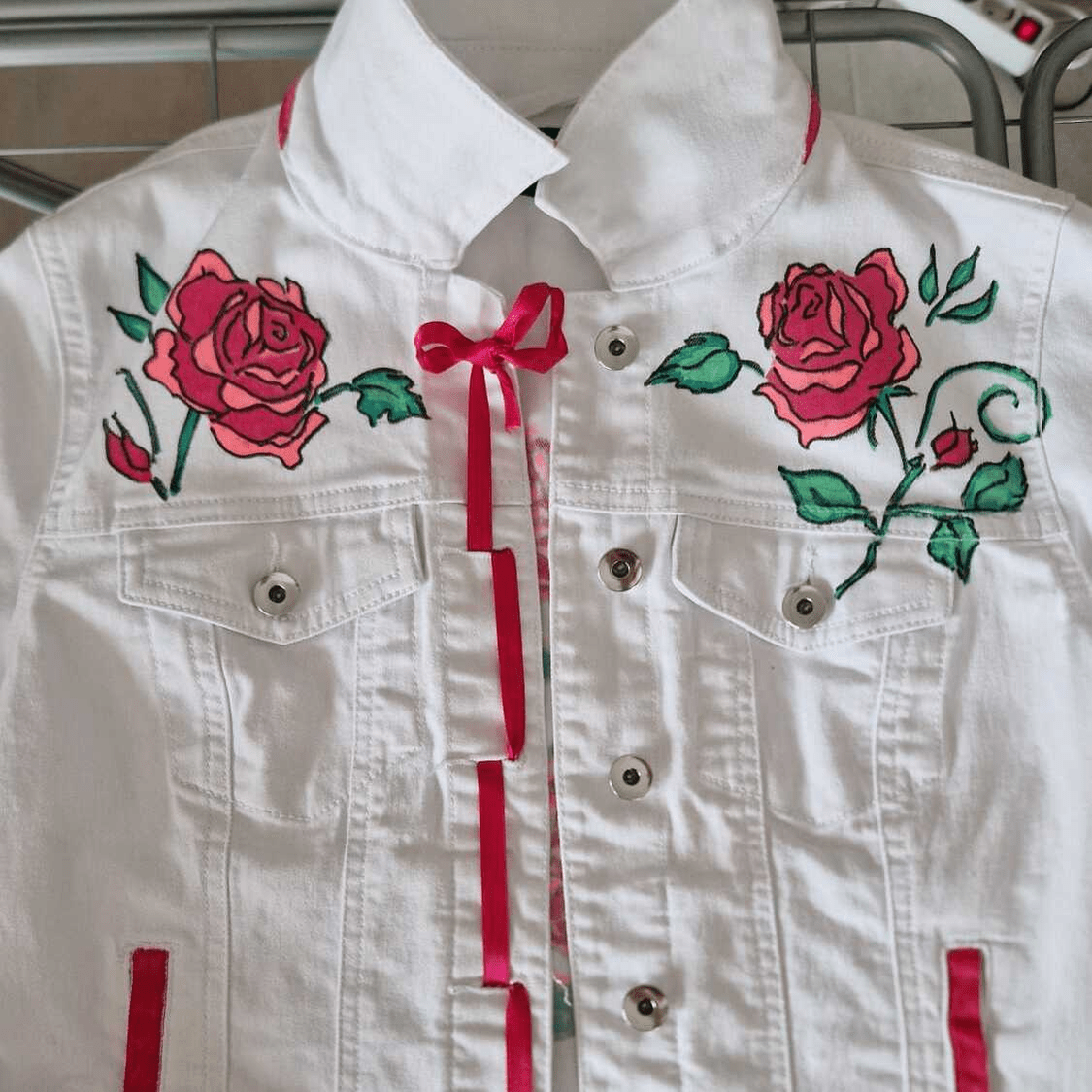 Jeansjacke Motiv Rosen vorn