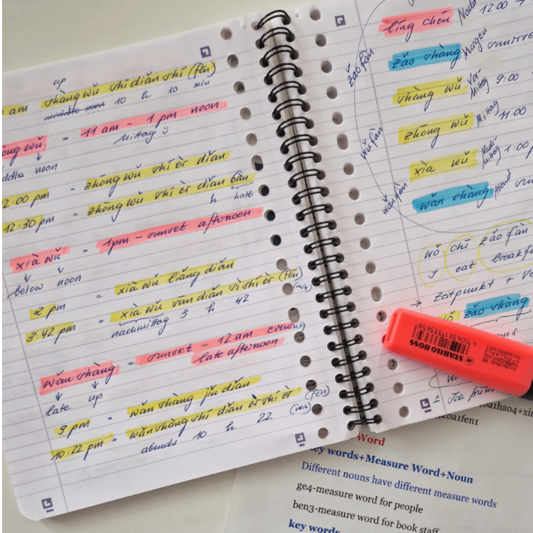 Schreibheft mit chinesischen Zeitbegriffen in Pinyin_CS