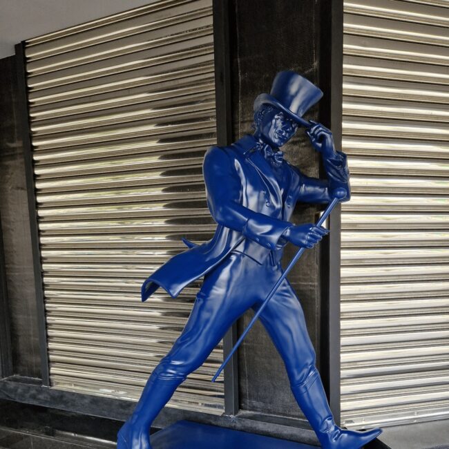 Statue blauer Mann Gruß