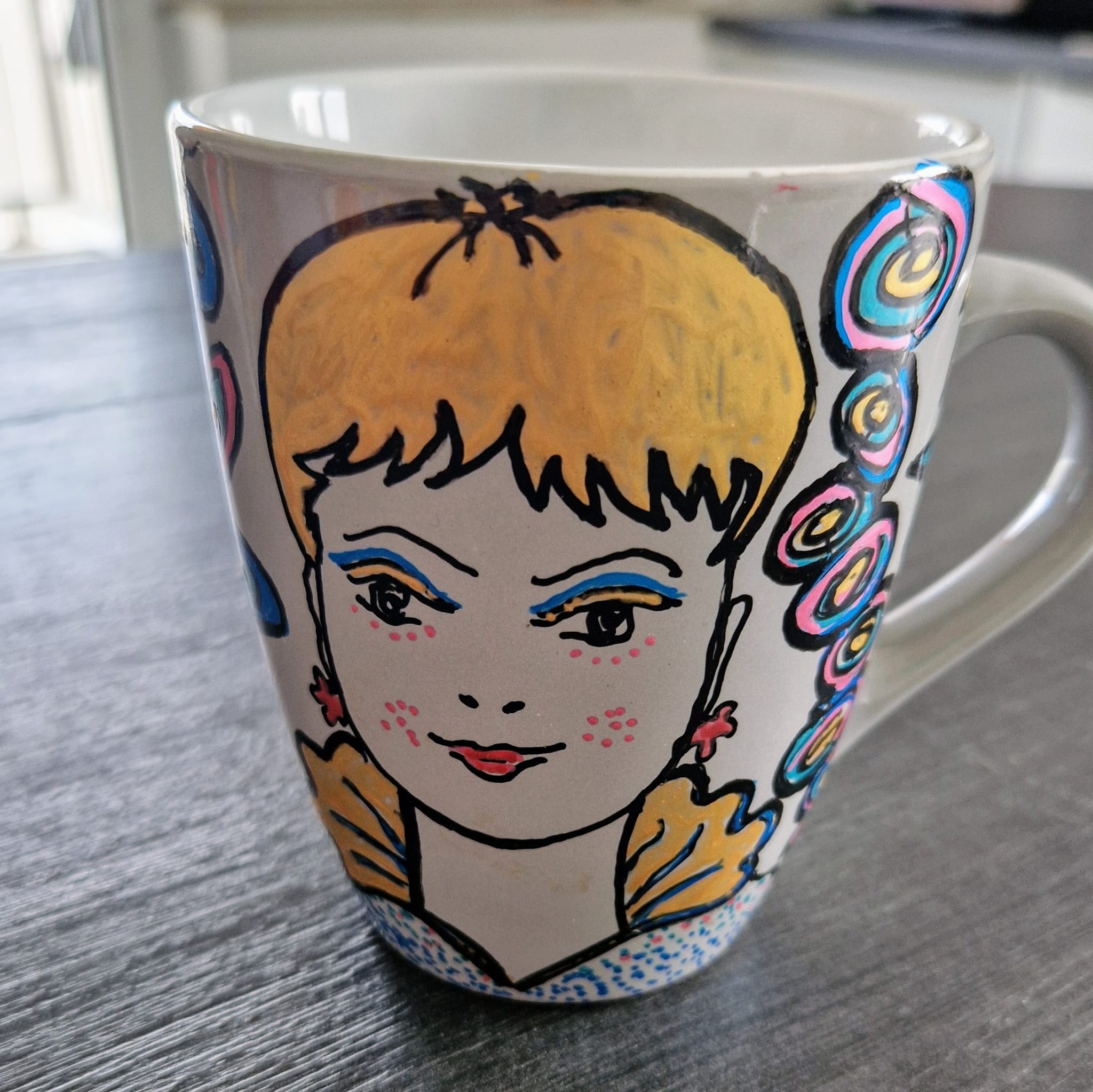 Graue Tasse bemalt mit Frauengesicht