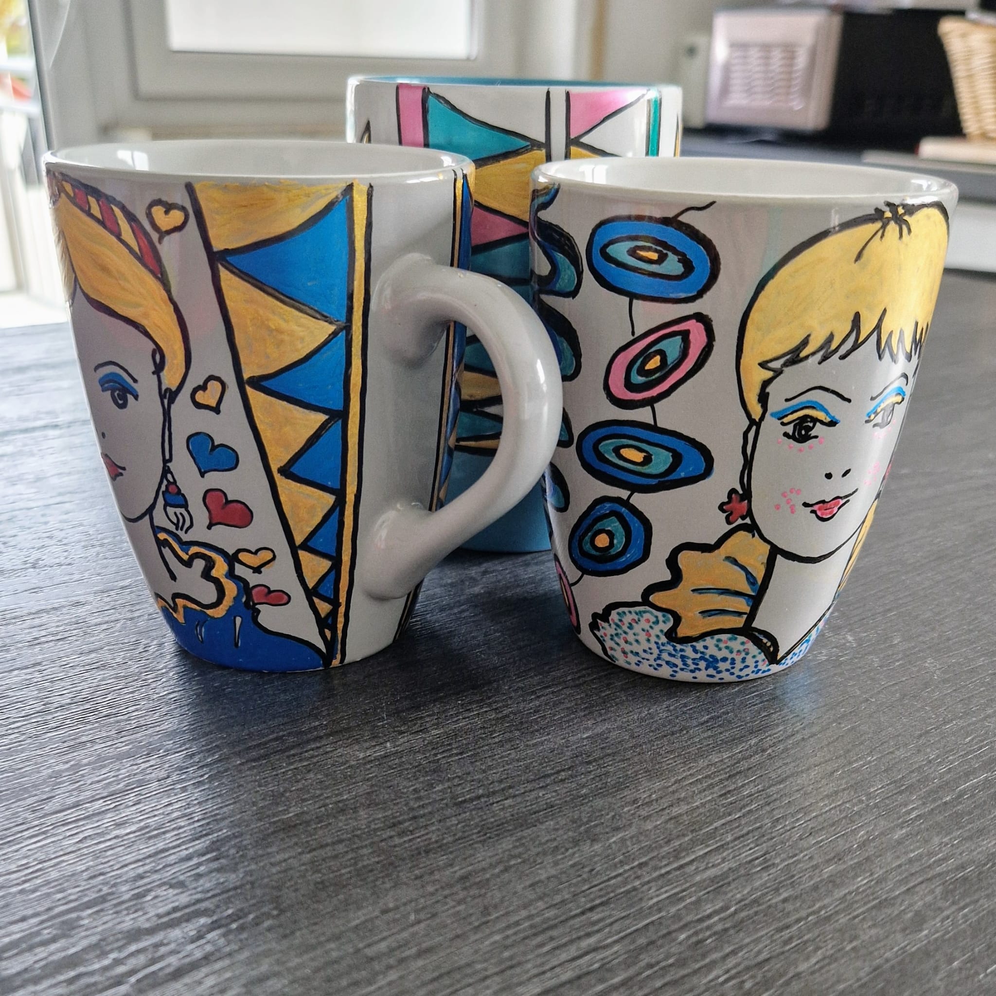 Drei Tassen bemalt mit koenigsblauen Mustern und Motiven