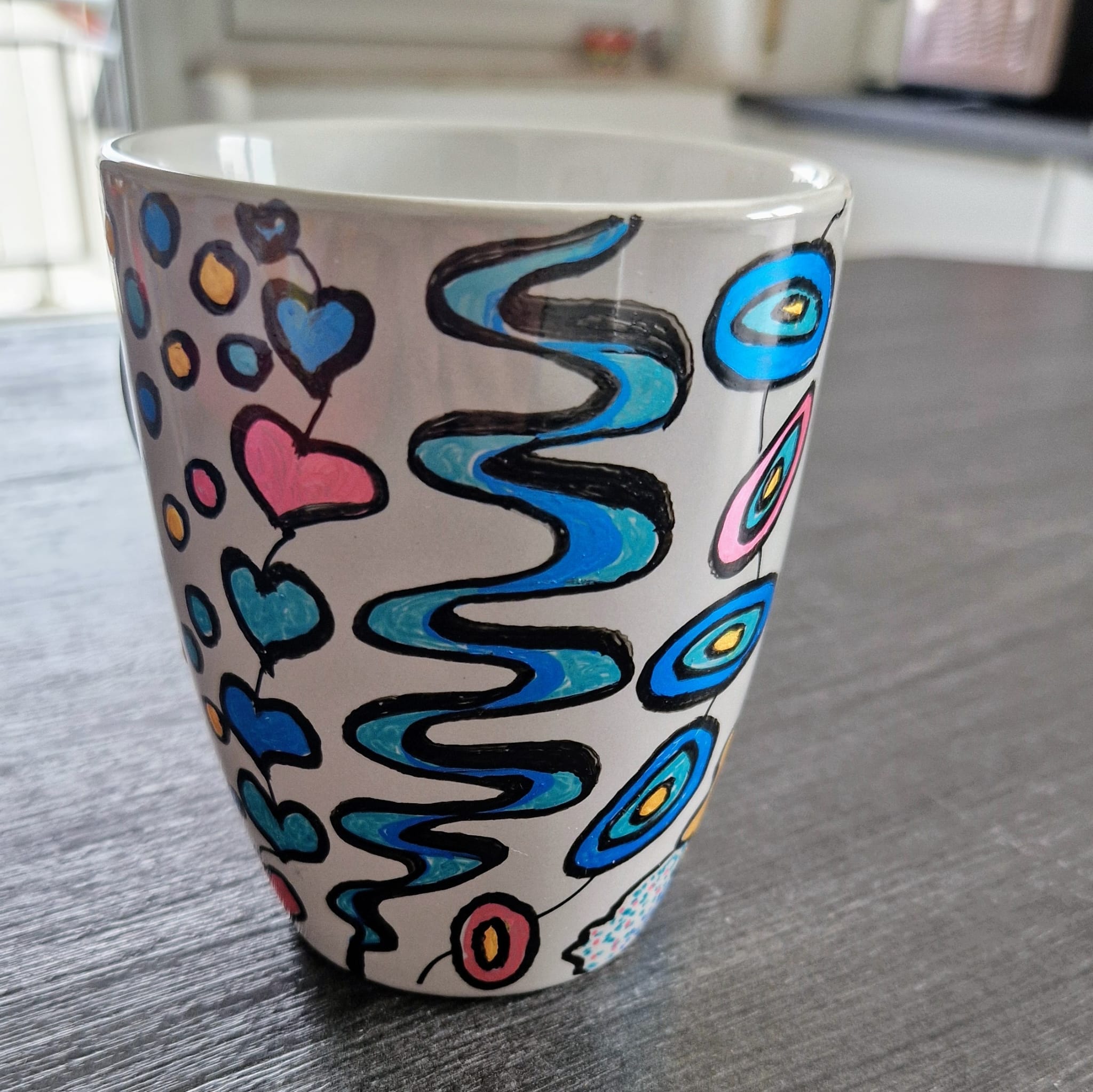 Graue Tasse bemalt mit Ornamenten