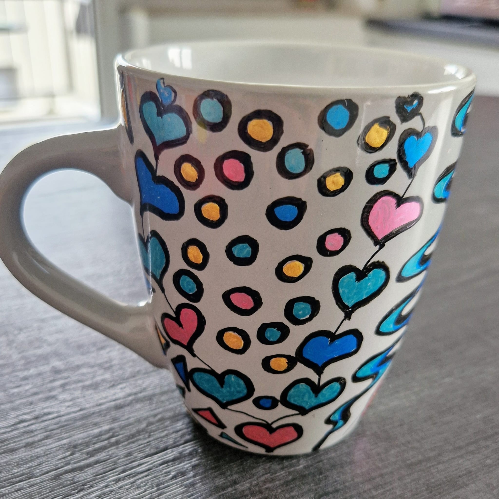 Graue Tasse bemalt mit Muster